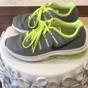 Nike Air Max Dynasty boys size 3.5Y running shoe